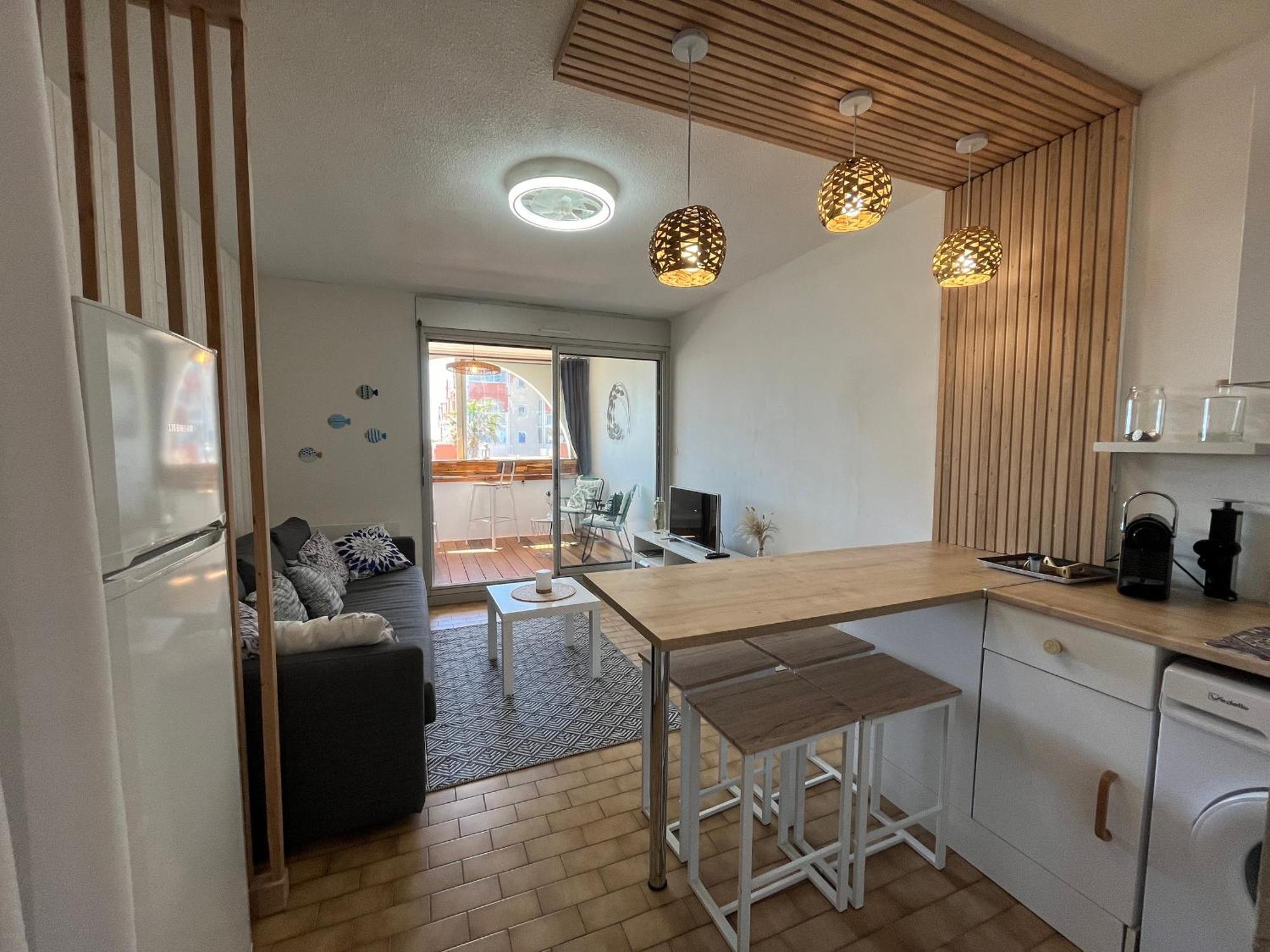 Appartement Deux Pieces Avec Vue Sur Canal Et Parking Prive A - Fr-1-338-616 Sète